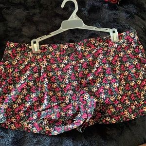Cute floral print shorts.